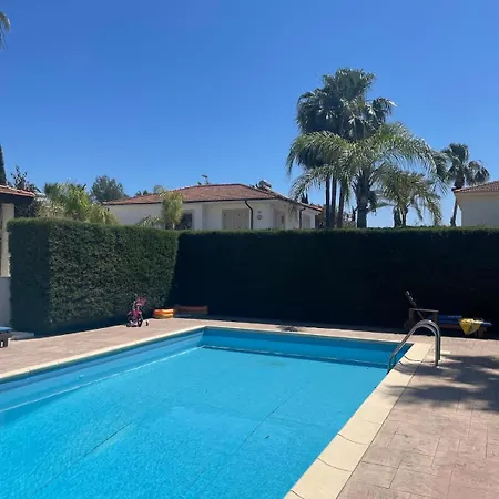 Seaside 4bdr, Large Pool Villa Meneou